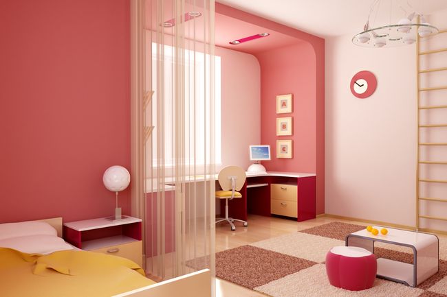 Уютный и функциональный интерьер комнаты для девочки