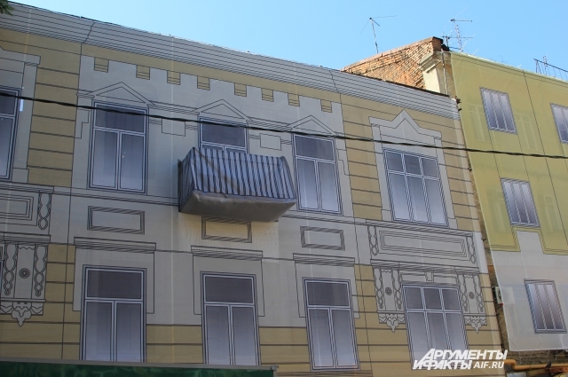 «Показушно получилось». В Ростове некрасивые дома спрятали от иностранцев